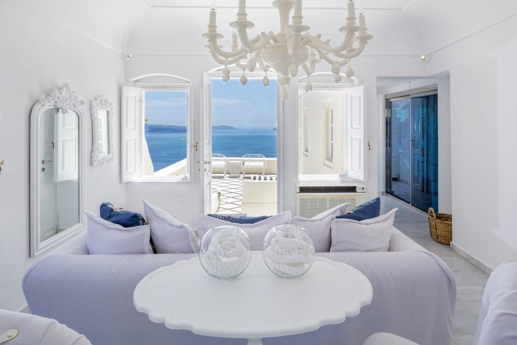 Honeymoon hotels in Santorini Canaves